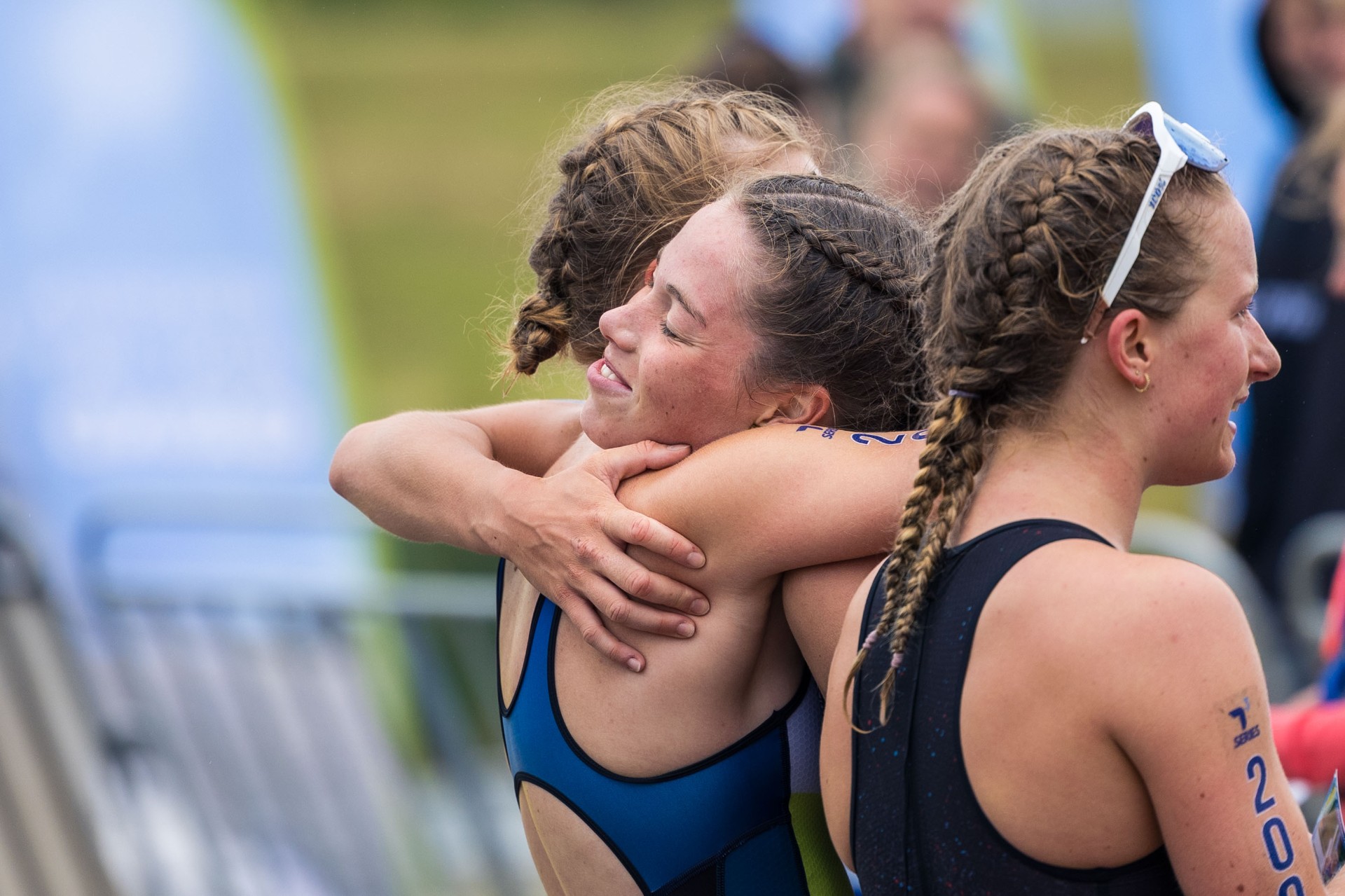 Emotionele knuffel na de finish